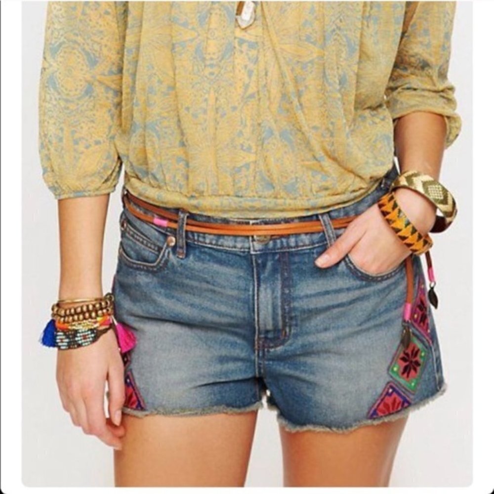 Free People Y2K Low Rise Medium Wash Embroidered Cut off Denim Shorts Size 24